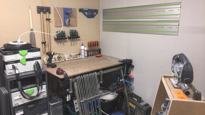 Verkstadsrum med verktyg, verktygsväggar och verktygsskåp från Festool.