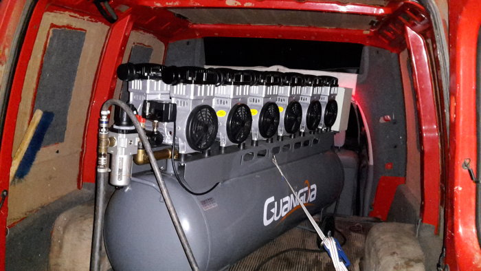 Kompressor med flera motorer i en fordonsbakdel, kallas ibland "dental compressor".