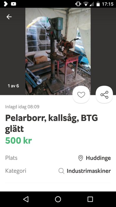 Begagnad pelarborr och kalltågsåg för 500 kr i ett rörigt förrådstält.