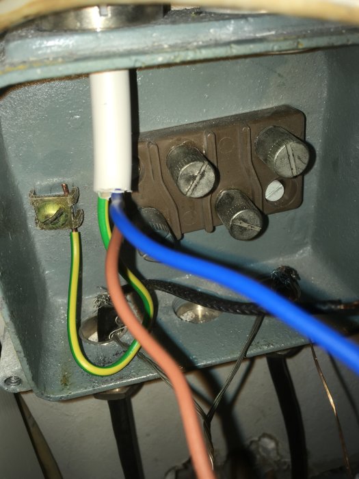 Anslutningsdosan för en äldre typ av el golvvärme med enkelledare och skärmad kabel synlig.