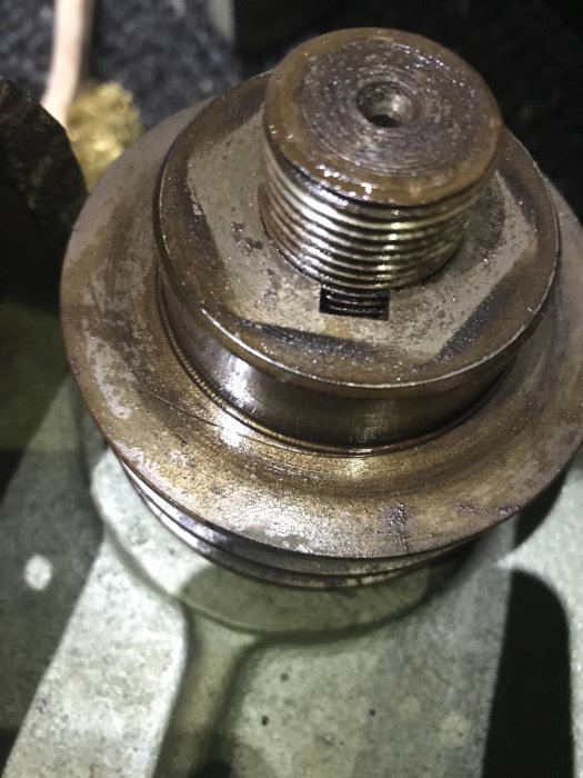 Närbild av en spindle med en "keyway" och en "key" insatt i hålet, vilket visar hur en pulley är keyed fast.