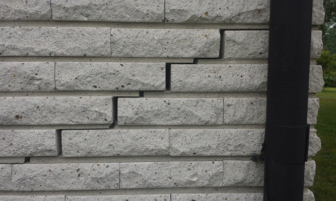 Murverk med minimala sprickor på ca 2cm mellan några tegelstenar som är stabila.