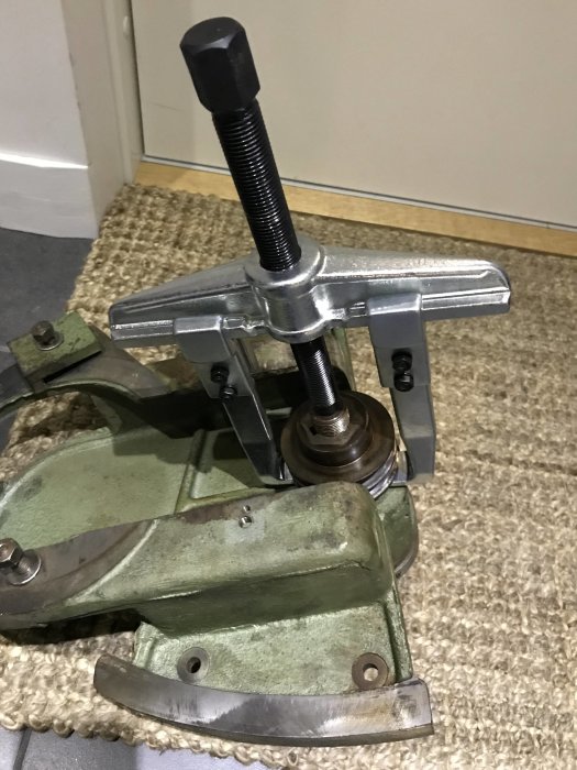 Avdragare som används på en fastsittande del, verktyget är spänt med en skiftnyckel.