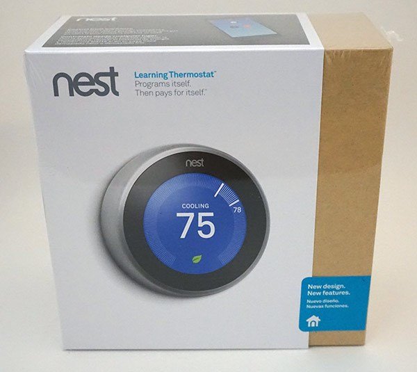 Förpackning av Nest Learning Thermostat med information om självinlärning och energibesparing.