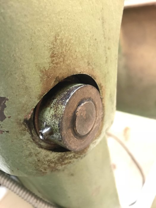Bult och mutter i chassi med begränsat utrymme för att knacka eller rotera.