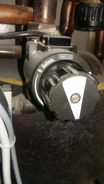 Närbild av en shuntventil inställd på "Autom" i ett värmesystem.