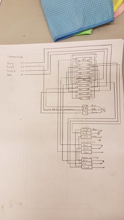 Handritat elschema på papper med markeringar för kabelanslutningar och komponenter för pelarborr.