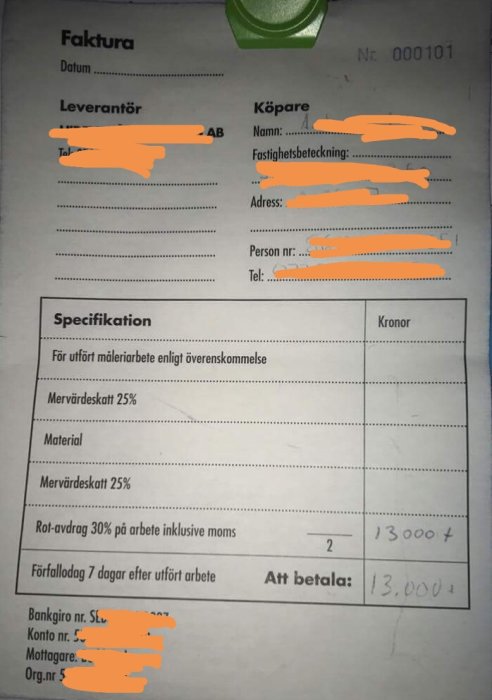 Faktura med överstrukna personliga uppgifter och specifikation av mervärdeskatt samt ROT-avdrag.