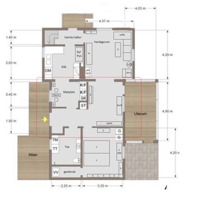 Ritning på en husplanlösning med markerade möbler och föreslagen ombyggnation för ökad yta och förvaring.