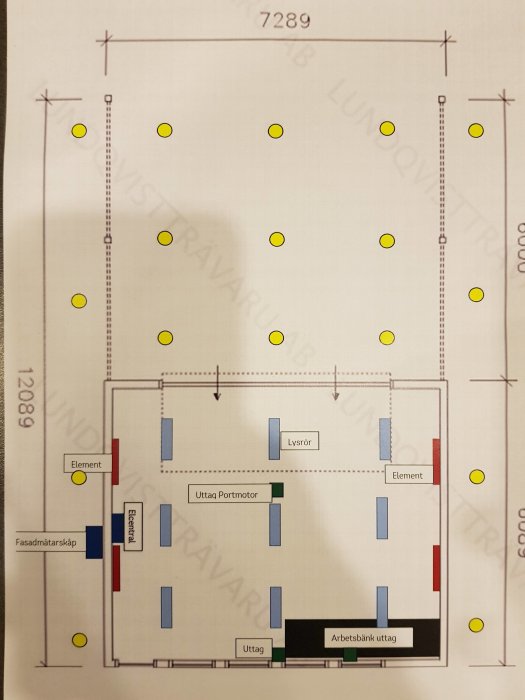 Ritning över en verkstadsplan med markerade positioner för lysrör, element och eluttag.