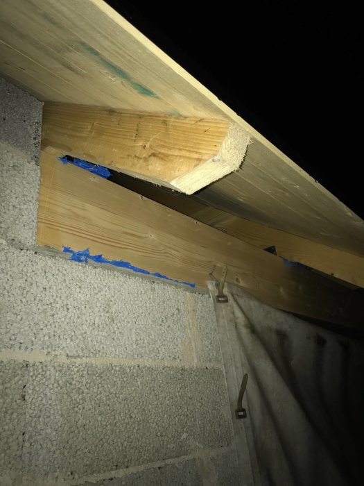 Lecablocksvägg med träsyll för takstolar under uppbyggnad av takfot, efterlyser råd för putsning.
