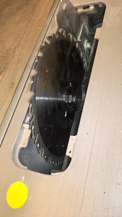 Cirkelsågklinga monterad i sågbord, klar för att såga ekplank till bordsskiva.