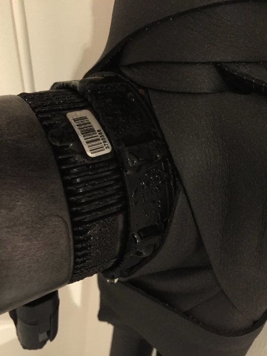 Genomskinlig kondensslang med vatten under ett FTX aggregat mot vit bakgrund.