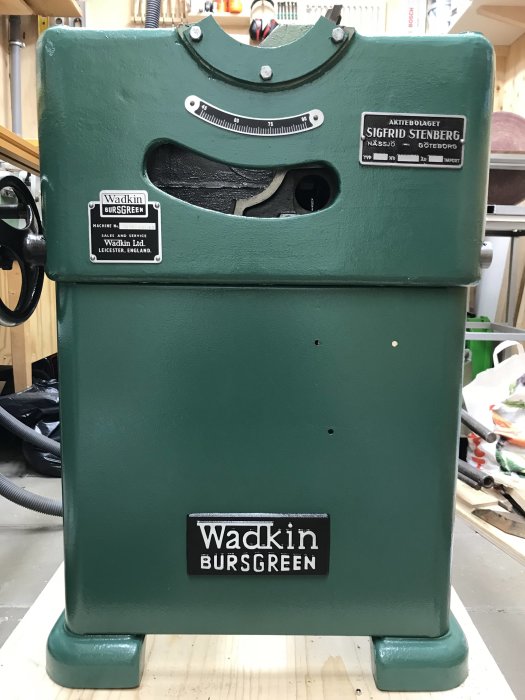 Ny målad och ihopsatt Wadkin Bursgreen sågmaskin med synliga detaljer och märkesetiketter.