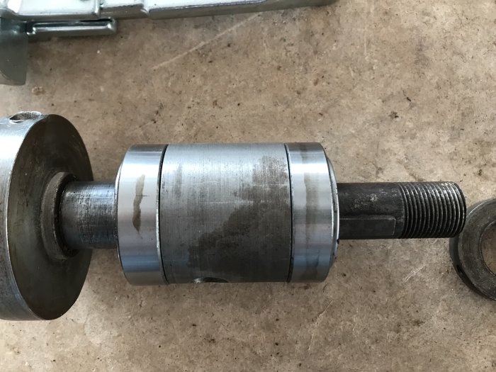 Axel med kilspår och lager som behöver demontering, uppvisar problem med att kilen är större än lagrets inre diameter.