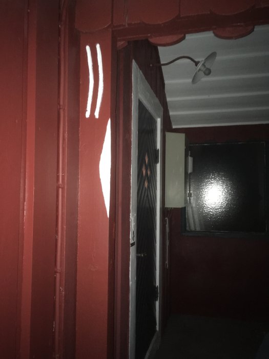 Utkarvad och ifylld signatur på röd stolpe av farstukvist från hus byggt 1919.