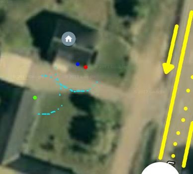 Satellitbild över en gård med markeringar som visar positioner (blå och röd punkt, grön punkt) och sensorernas räckvidd (turkos streckad linje) samt trafikrörelse (gul pil).