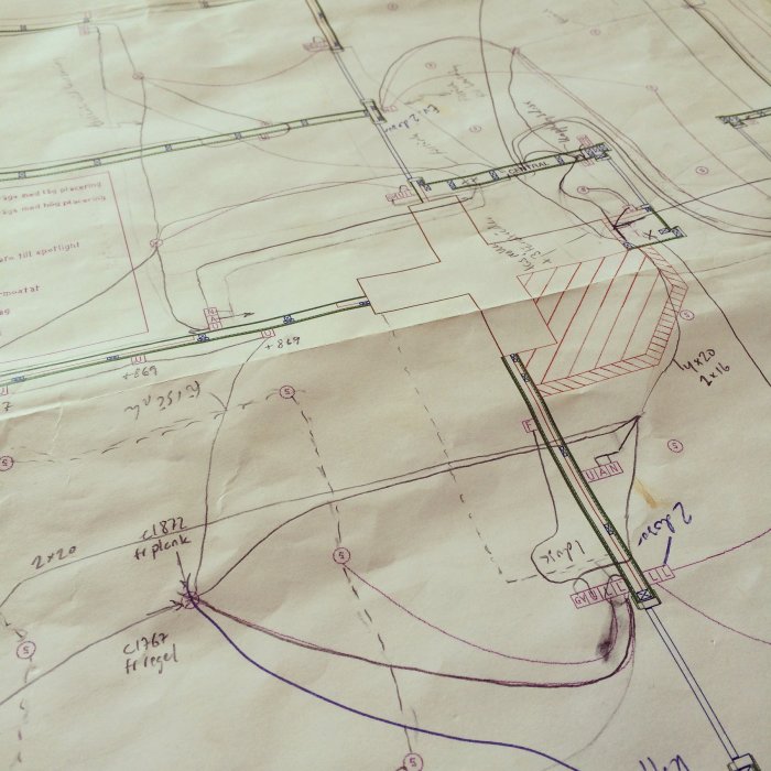 Elektrisk ritning med markerade platser för spottar och dragning av kablar för elinstallationer i ett hus.