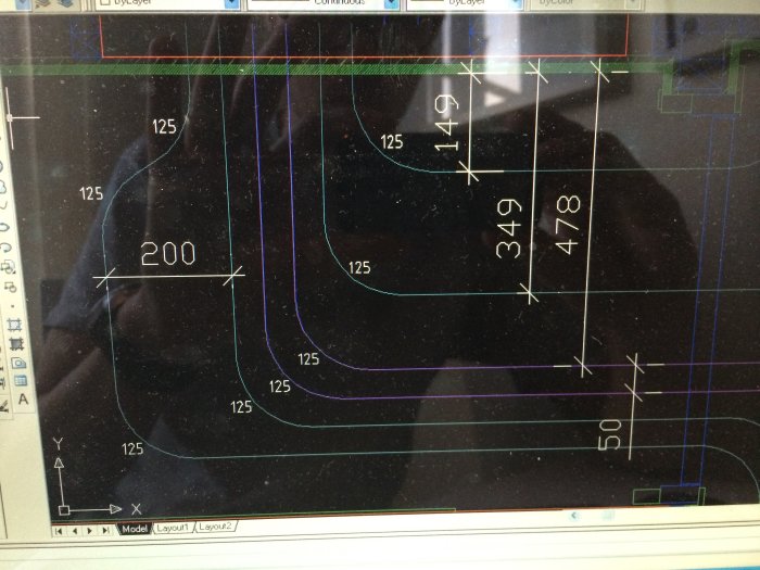 Bild på en datorskärm som visar CAD-ritning med mått för golvvärmeslingors placering.