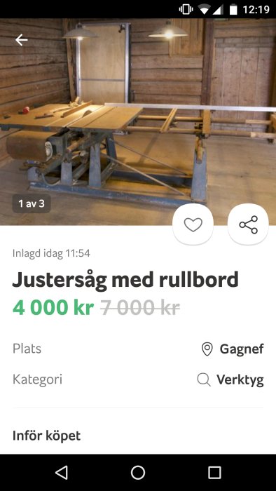 En justersåg med rullbord i en verkstadslokal, till salu.