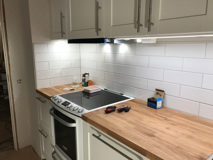 Kök under renovering med ny belysning och extra eluttag, samt installerade blandare och avlopp.