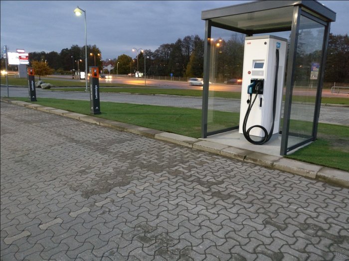 Typisk DC-snabbladdare med 50kW kapacitet och två vanliga laddstolpar för hemmabruk.