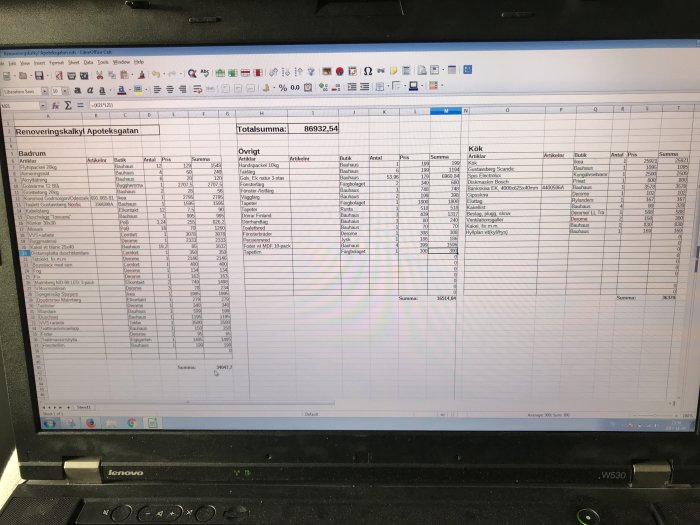 Skärmbild av en kostnadskalkyl för renovering öppnad i LibreOffice på en bärbar dator.