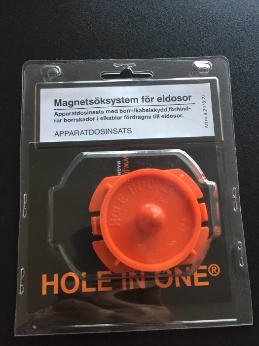 Insats till apparatdosor för elinstallation, packad i blisterförpackning, märkt "HOLE IN ONE".