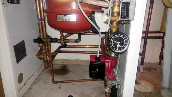Elpanna av märket Nibe EVC 190 i ett pannrum med rörkopplingar och en termometer som visar 30 grader.