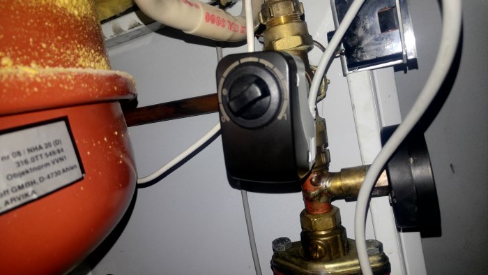 Elpanna Nibe EVC 190 med termostatventil, kopplingar och kablar, tecken på varmt vatten men låg temperatur.