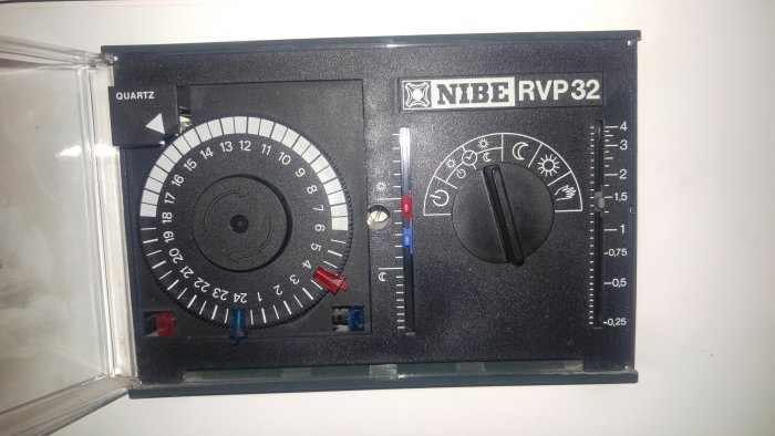 Närbild av en NIBE RVP32-regulator för värmeinställningar på en elpanna.