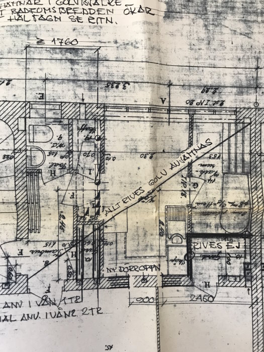 Arkitektonisk ritning som visar planlösning med markerad ny dörröppning mellan rum.