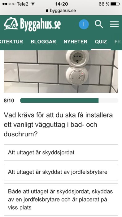 Vägguttag och timer för elinstallation monterade på kaklad vägg.