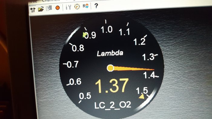 Skärmvisning av lambdavärde 1.37 på Innovates LC_2 O2-sensor med en skala från 0.5 till 1.5.