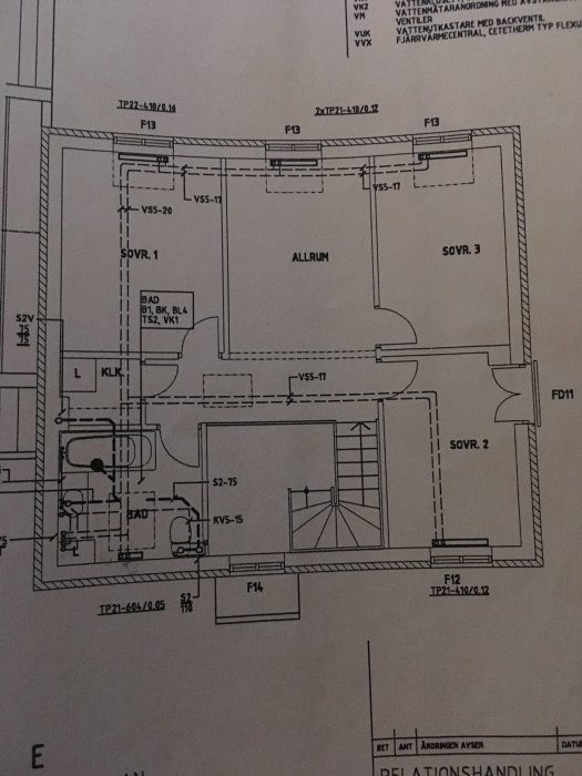 Ritning av en våningsplan med markerade rörledningar och element för ett fjärrvärmesystem.