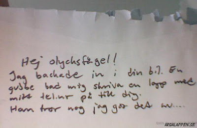 Handskriven lapp med texten "Hej olycksfågel! Jag bachtade in i din bil. En gubbe bad mig skriva en lapp med mina tel.nr på the däg. Han tror nog I gog på det nu....