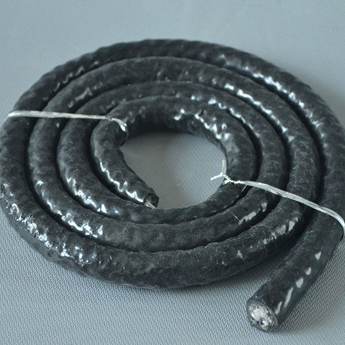 Svart glass-fibre silicone rope upprullad i spiralform på grå bakgrund.