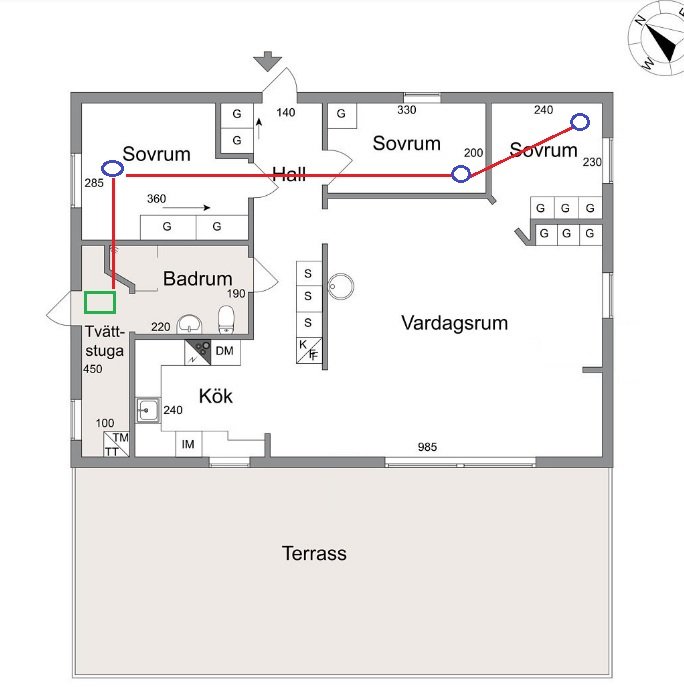 Planritning av hus med markerade ventilationssystem: tilluftsventiler (blått), tilluftskanaler (rött), ventilationsaggregat (grönt).