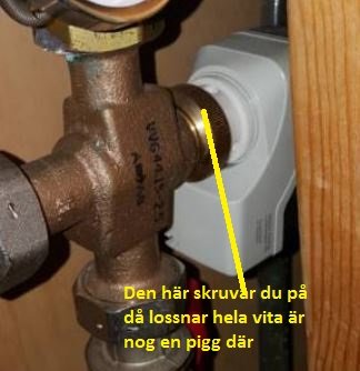 Närbild på radiatorkoppling med påritad gul linje och instruktionstext för att skruva loss en del.
