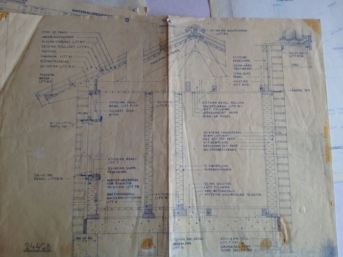 Gammal ritning över huskonstruktion med mått och materialspecifikationer, sliten och lite fläckig.