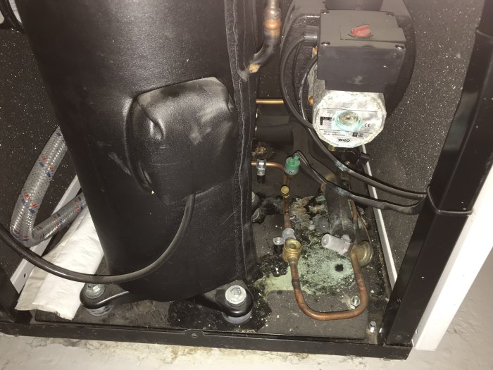 Oxidering vid cirkulationspump i IVT Greenline värmepump. Grönt korrosionsavlagring på kopparledningar.