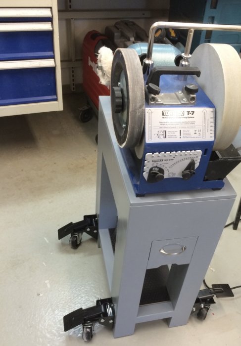 Verktygsslipmaskin på höj- och sänkbara hjul från Axminster i en verkstad.