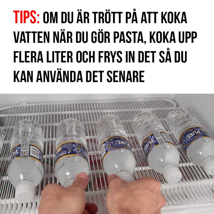 Flaskor med fryst vatten som placeras i en frys, med syfte att användas senare för att koka pasta.