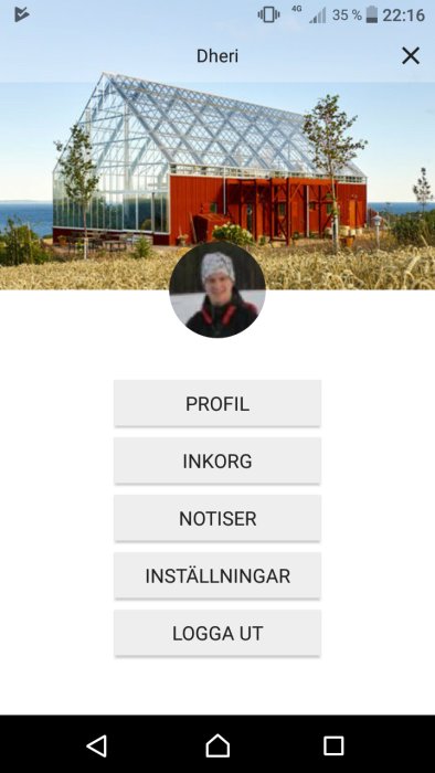 Skärmdump av mobilapp med öppen sidomeny som visar användarprofil och menyalternativ mot bakgrund av ett modernt växthus.