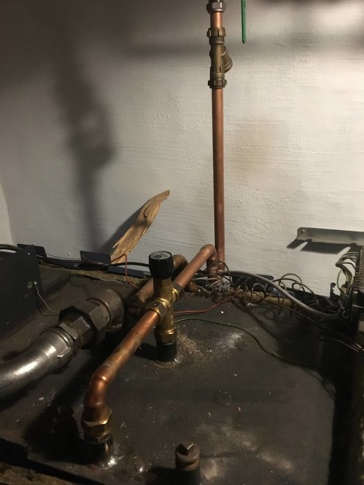 Installationsvy av sidoplåter och kopplingar för nödkylningssystem vid panna.