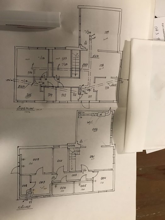 Två arkitektoniska ritningar visande en planlösning av en byggnad med utmärkta rum och mått.