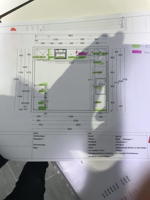 Ritning av kök med måttangivelser för bänkskiva och skåp, notering om färgbyte, för kort bänkskiva.