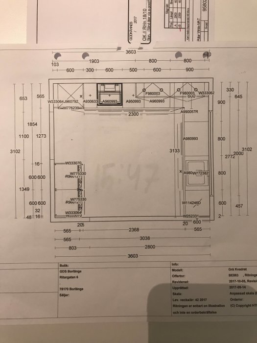 Arkitektonisk ritning av kökslayout med mått och specifikationer för bänkskivor och skåp.