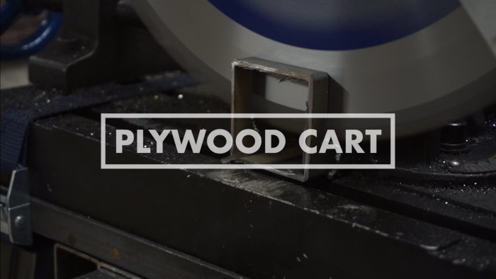 En fyrkantsprofil i stål skärs till med en bandsåg, texten "PLYWOOD CART" syns i förgrunden.