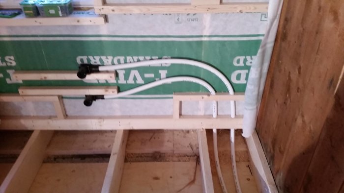 Installation av Q&E kopplingar för rörledning i en väggenomföring i ett byggprojekt.